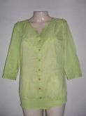 BLUSA C/ BORDADO E PREGAS NA FRENTE.