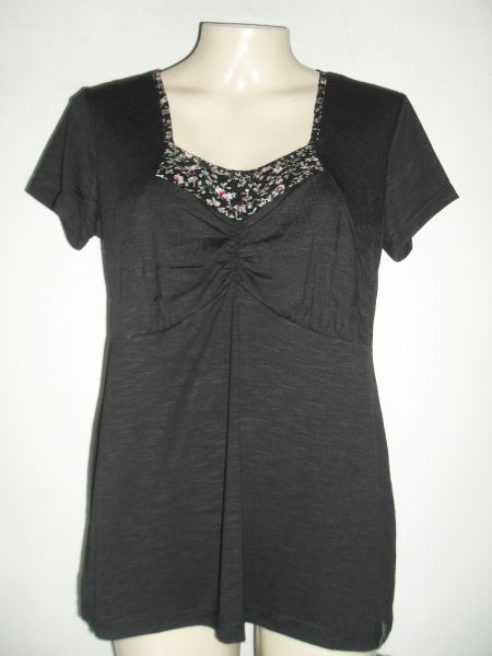 BLUSA EM MALHA C/ DETALHE NA PALA.