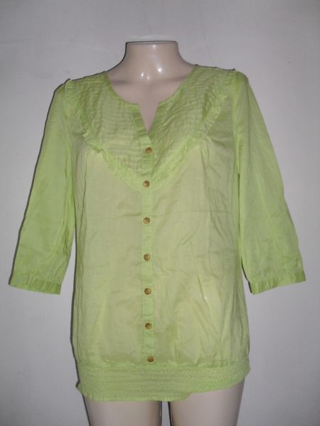 BLUSA C/ BORDADO E PREGAS NA FRENTE.
