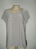 BLUSA EM MALHA C/ BRILHO NO BOLSO.